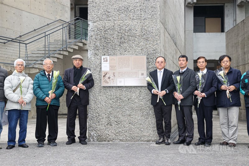 白色テロ景美記念園区（新北市）での「不義遺跡」案内板の除幕式に出席した史哲文化部長（左から4人目）ら
