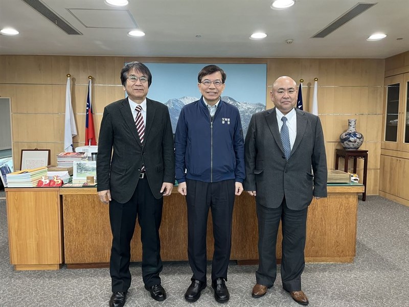王国材交通部長（中央）と面会した関西大の安部誠治名誉教授（左）、日本のタクシー会社の関係者（交通部提供）