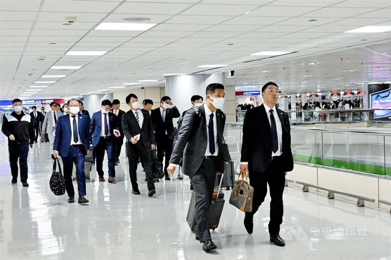 29日午後、台湾桃園国際空港に到着した巨人の選手ら。手前右は阿部慎之助監督
