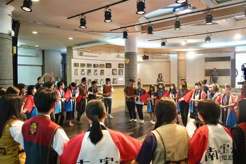 踊りを通じて友好を深める鹿児島県と台湾・屏東県の高校生ら（屏東県政府提供）
