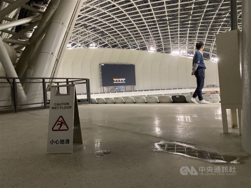 滑りやすい床の警告標識が置かれている台北ドーム内の一角＝3日、陳昱婷撮影