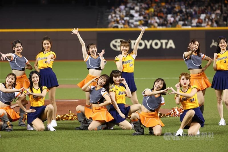 双方のチアリーダーが共に応援。互いの手でハートマークを作るペアも見られた=2024年3月2日、中央社記者王騰毅撮影