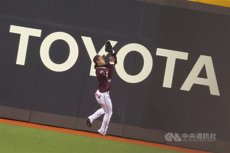 楽天・林政華外野手は9回裏、華麗な守備を見せた=2024年3月3日、中央社記者王騰毅撮影
