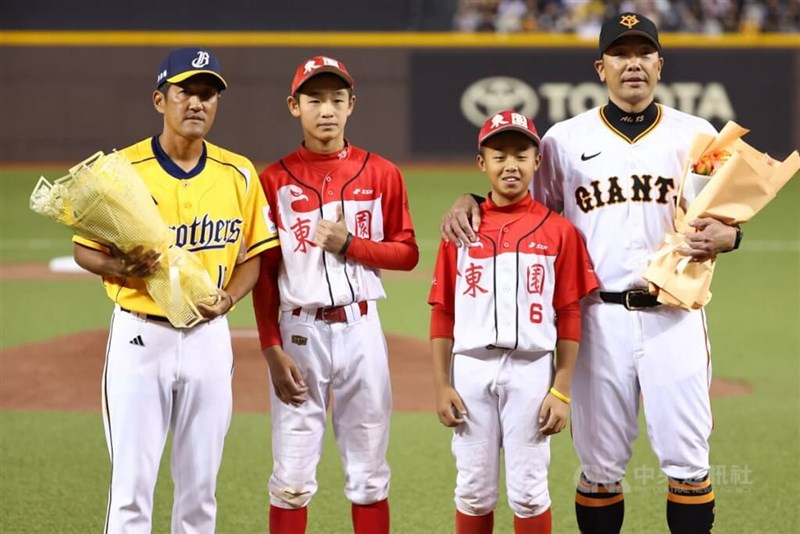 台北市の小学生が中信の平野恵一監督(左)と巨人の阿部慎之助監督(右)に花を贈った=2024年3月2日、中央社記者王騰毅撮影