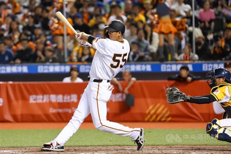 3安打3打点を決め打者MVPに選ばれた巨人・秋広優人内野手。ヒーローインタビューでは「我愛台湾」を連発した=2024年3月2日、中央社記者王騰毅撮影