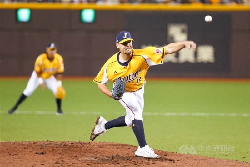 中信はマッカーティが先発した=2024年3月2日、中央社記者王騰毅撮影