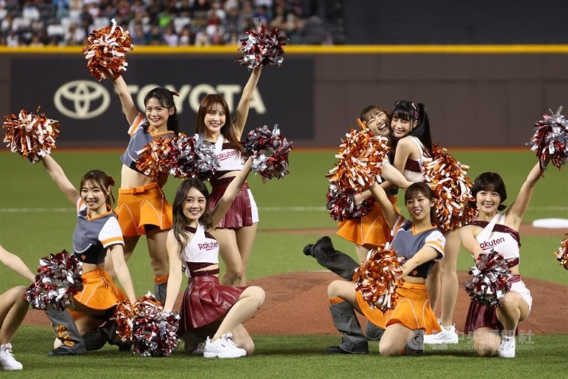 両チームのチアリーダー共演はこの日も行われた=2024年3月3日、中央社記者王騰毅撮影