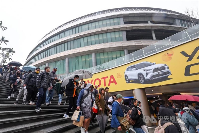2日は雨がぱらつく中、真新しい台北ドームに約3万8千人が詰めかけた=2024年3月2日、中央社記者王騰毅撮影