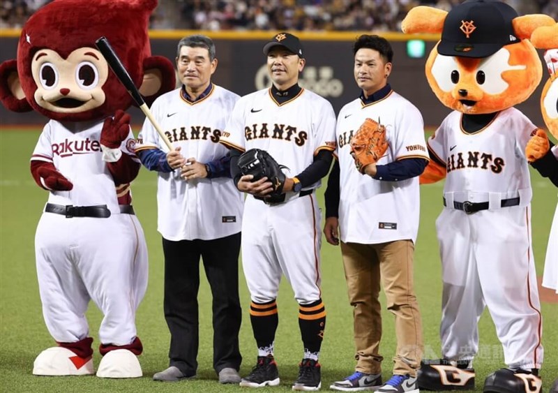 始球式には巨人でプレーした呂明賜氏(左から2番目)や姜建銘氏(同4番目)が登場。捕手を務めた阿部監督(中央)や球団マスコットとともに記念撮影に応じた=2024年3月3日、中央社記者王騰毅撮影