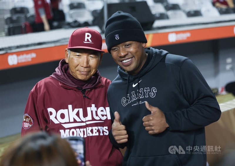 巨人のオコエ瑠偉(右)は、楽天イーグルス時代にコーチだった古久保氏(左)との再会を喜んだ=2024年3月3日、中央社記者趙世勳撮影