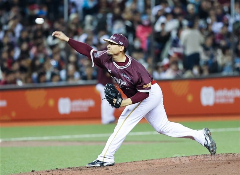 楽天はフェルナンデスが先発。3回5奪三振無失点と好投した=2024年3月3日、中央社記者王騰毅撮影