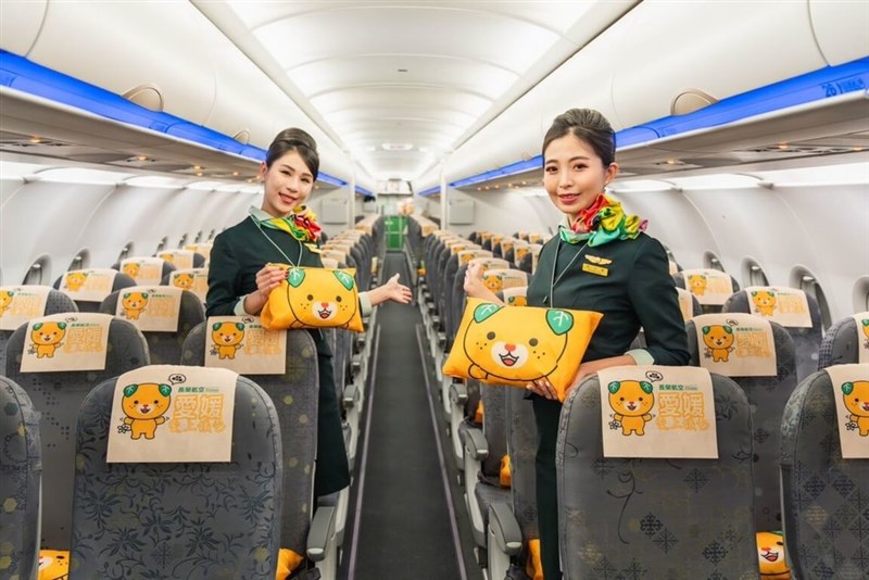 台北（桃園）―松山線を飛ぶエバー航空の機内では愛媛県のキャラクター「みきゃん」のイラストが描かれたクッションやヘッドレストカバーが乗客を迎える（同社提供）