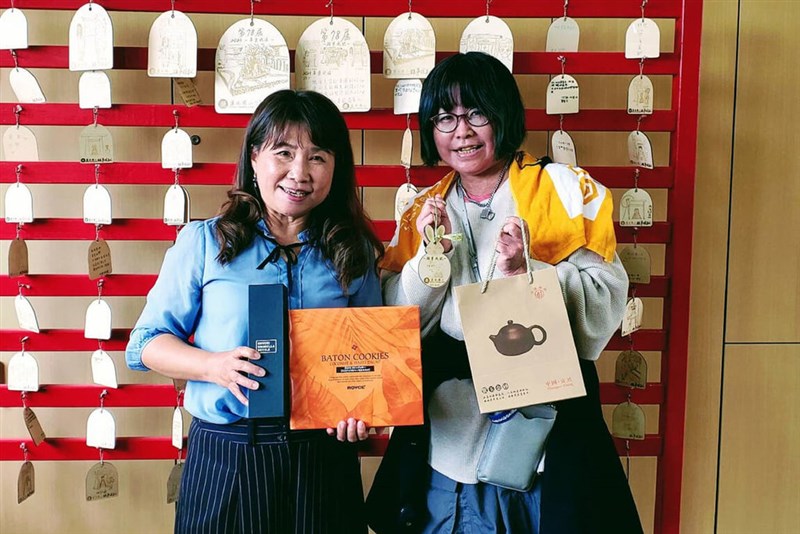 塩水小学校を訪問した日本人女性（右）と同校の王恵足校長（王さん提供）