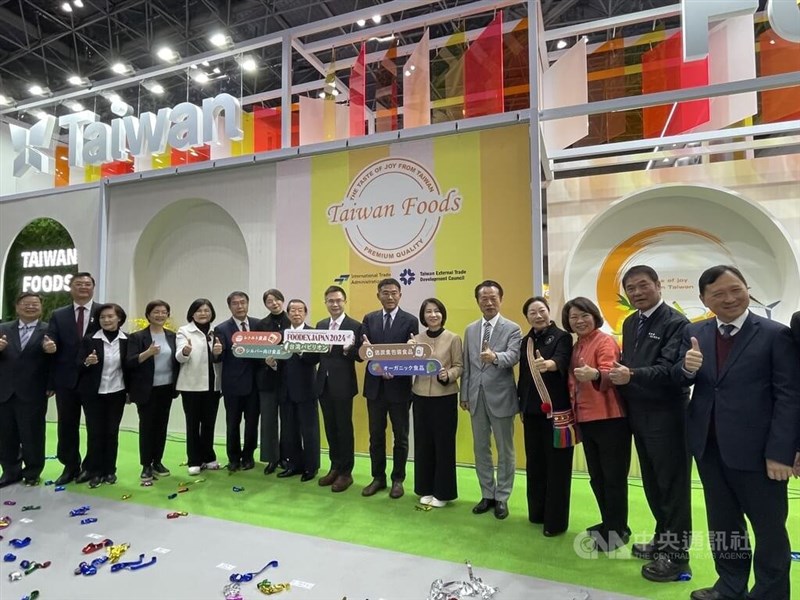 「フーデックスジャパン2024」初日の5日、台湾パビリオンの開幕式に出席した謝長廷駐日代表（左から8人目）、TAITRAの黄志芳董事長（同9人目）、各県市の首長ら