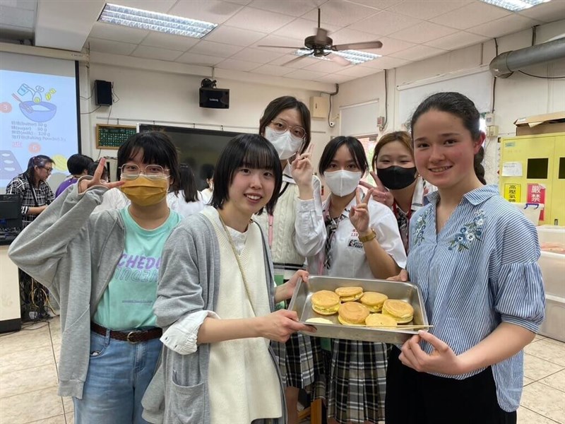 高雄市で台湾のお菓子作り体験を楽しむ長野県の高校生ら（同市教育局提供）