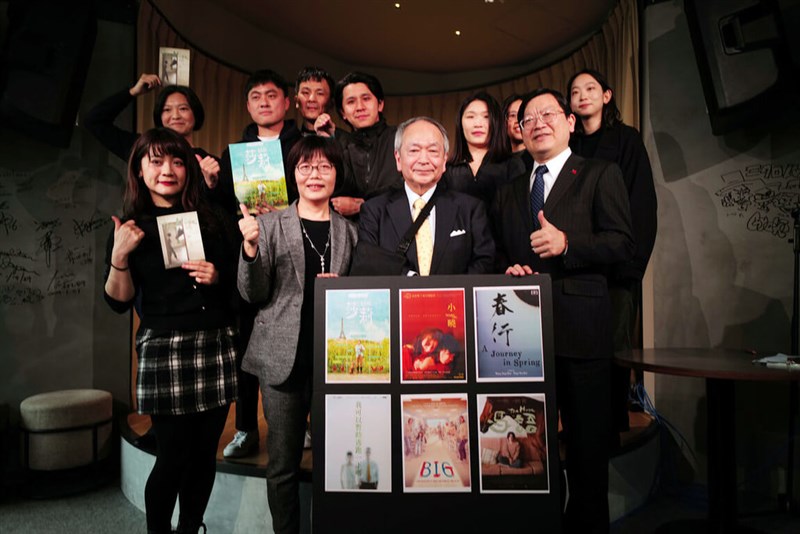 大阪アジアン映画祭「TAIWAN NIGHT」のレセプションに出席した台北駐日経済文化代表処台湾文化センターの王淑芳センター長（前列左から2人目）＝同センター提供