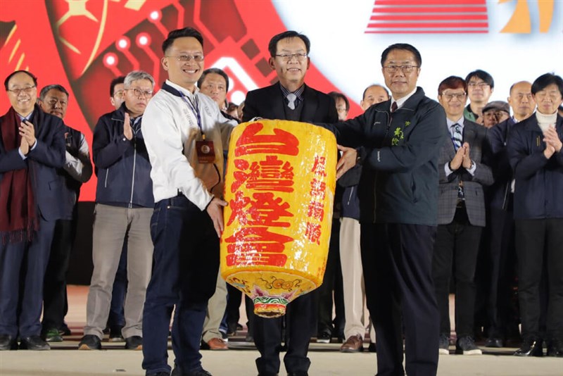 台湾ランタンフェスティバルは来年、桃園市で開催される。黄偉哲（こういてつ）台南市長（手前右）は10日の閉幕式で開催都市のちょうちんを蘇俊賓（そしゅんひん）桃園副市長（手前左）に手渡した＝台南市政府提供