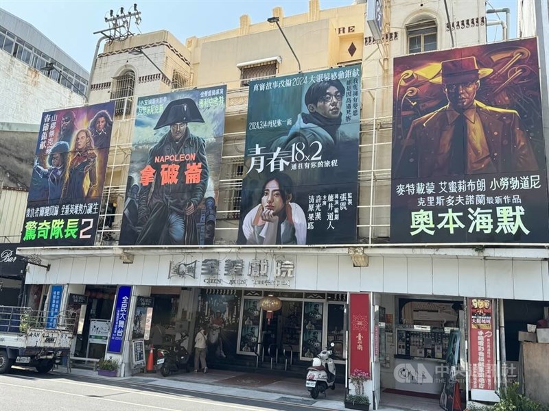 53年ぶりに新作映画が上映された南部・台南市の映画館「全美戯院」＝14日、張栄祥撮影