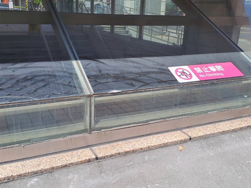 スケボーでひびが入った台北メトロ永寧駅出口のガラス（rtd.police.gov.taipeiから）