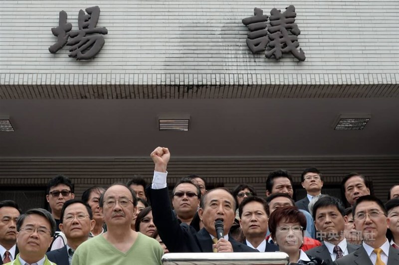 王金平立法院長（国会議長＝中央）が立法院を訪れ、学生と初めて顔を合わせた。「取り決め監督制度の立法までは、サービス貿易に関する話し合いや関連会議などを行わない」との声明を発表し、「まず立法してからその後に審査する」ことに同意した