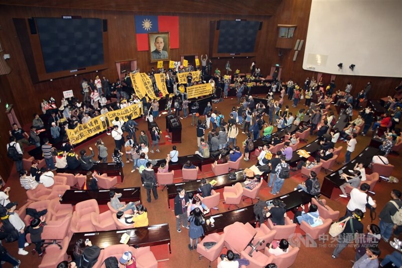 ブラックボックス協議に反対する市民団体が立法院（国会）の外で集会を開催。夜9時ごろ、100人を超える学生や市民が警察の包囲網を破って立法院に突入し、議場を占拠した。学生らは議長席で「サービス貿易の審査通過を拒否」などの横断幕を掲げた