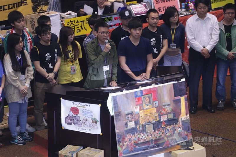 王氏の声明を受け、学生団体は10日夜6時に議場から撤退すると発表した