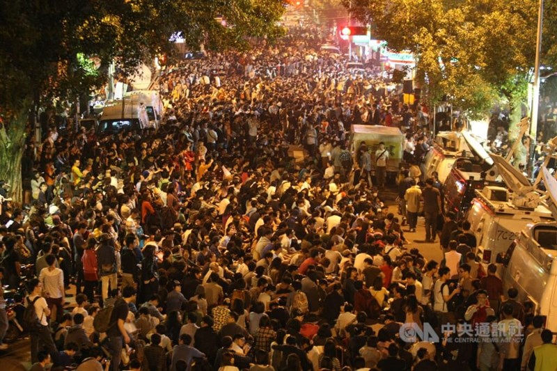 立法院周辺は、議場内の学生らを応援する人々で溢れかえった