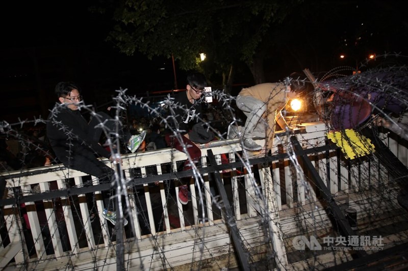 馬総統が国際記者会見を開き、サービス貿易取り決めの重要性と必要性を訴えたことに対し、学生団体は「誠意の欠片もない」と判断。夜7時、一部の学生と市民が行政院（内閣）庁舎に突入した（＝写真）