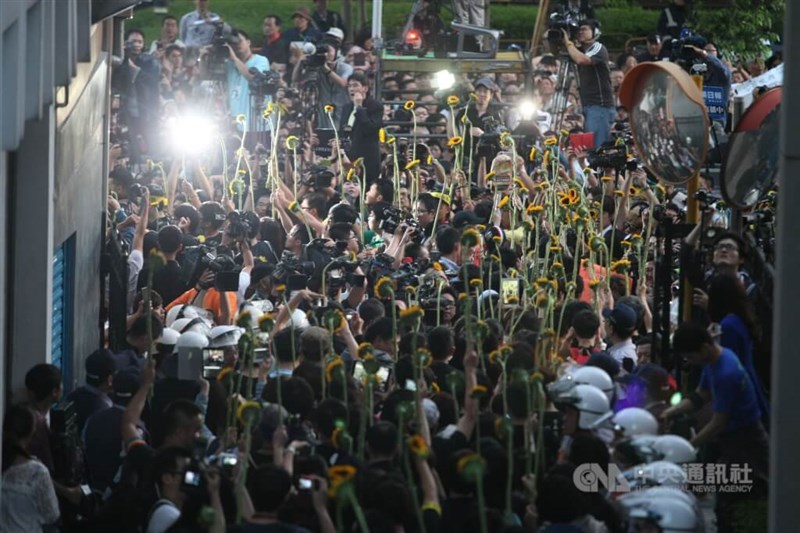 午後6時17分、100人余りの学生がヒマワリを手に立法院を後にし、24日間にわたる運動が幕を下ろした。学生代表の一人、陳為廷氏は今回の運動について「成功ではないが、失敗でもない」、同じく学生代表の林飛帆氏は「この運動はまだ終わっていない。われわれは理想を抱いてやって来た。今は責任を背負って歩んでいく」とそれぞれ話した