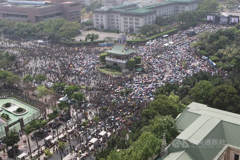 国家による暴力を非難する集会が総統府前のケタガラン大道で行われ、道路は参加者で埋め尽くされた。参加者数は警察の発表では最多で約11万6000人余りとされたが、主催者は50万人が集結したとしている
