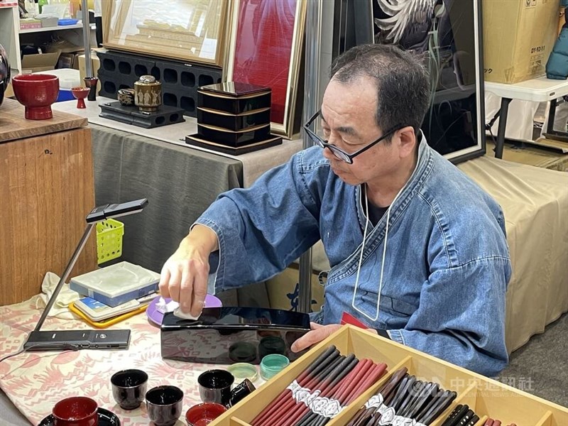 東京ドームシティプリズムホール「ご当地よいどれ市2024」で作品を制作する田谷漆器店の職人
