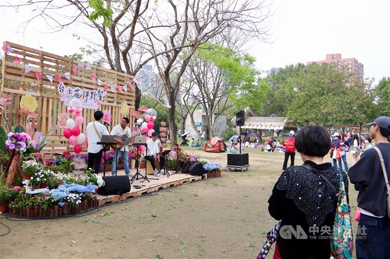 イベントでは音楽ステージも行われ、訪れた人たちを楽しませていた＝台北市で2024年3月16日、中村充孝撮影