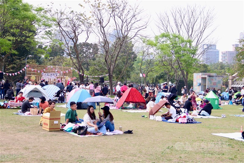 16日は「フローラルピクニック」のイベントが開かれ、芝生の上で和やかに食事をするなどしていた＝台北市で2024年3月16日、中村充孝撮影