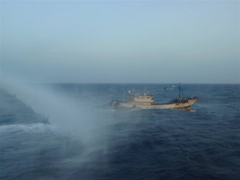 放水で澎湖周辺の「禁止水域」からの退去を求められる中国漁船（海巡署提供）
