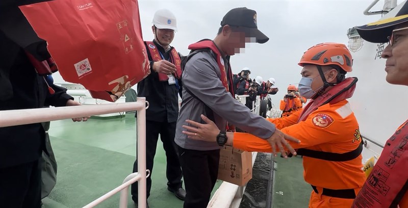 中国側から台湾の海洋委員会海巡署（海上保安庁に相当）に引き渡される金門島民（黒い帽子をかぶる男性）＝同署提供