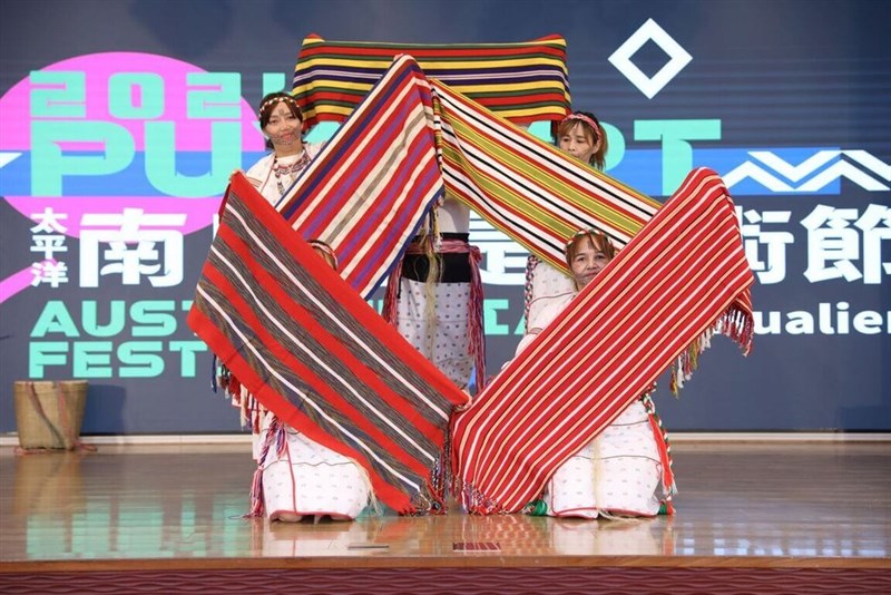 台湾原住民（先住民）族に伝わる織物を広げる女性ら＝花蓮県政府提供