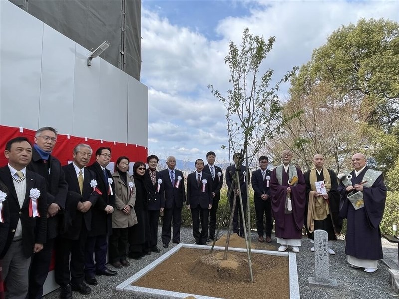 京都・高台寺での植樹式に出席した謝長廷駐日代表（右から7人目）＝台南市政府提供