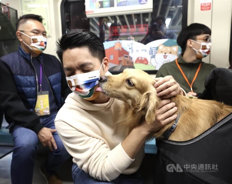 台北メトロは昨年、ペット列車を初運行。同市の蒋万安（しょうばんあん）市長は車内で犬にキスされた＝2023年4月9日、張新偉撮影