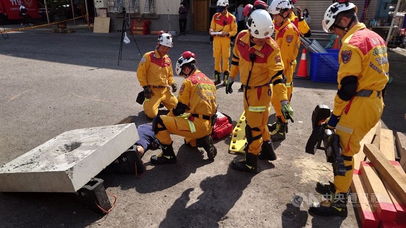 要救助者の救出訓練を行うレスキュー隊＝3月25日、蔡智明撮影