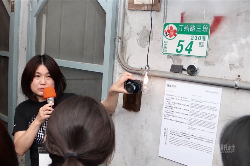 自身の作品を説明するすずえりさん＝3月23日、台北市で中村充孝撮影
