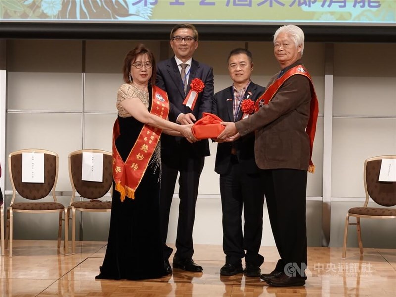 日本台湾商工会議所の第12代総会長に就任した東郷清龍氏（右）。左は第11代総会長の銭妙玲氏