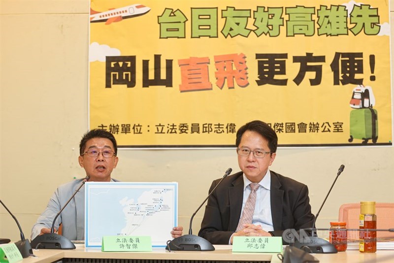 高雄―岡山線の開設を呼びかける民進党の許智傑（左）、邱志偉両立法委員