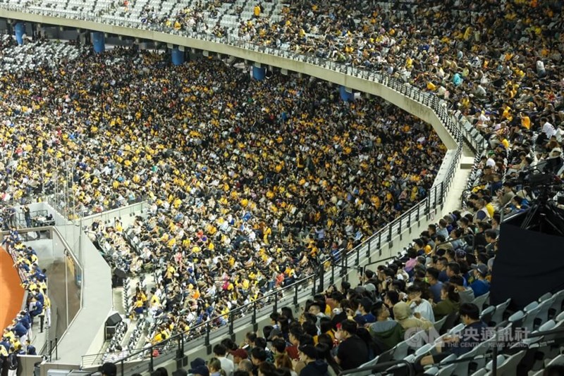 1万6330人が集まった、台北ドームで17日行われた中信ブラザーズと富邦ガーディアンズによるオープン戦