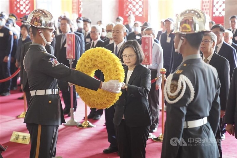 烈士らの位牌に献花する蔡英文総統
