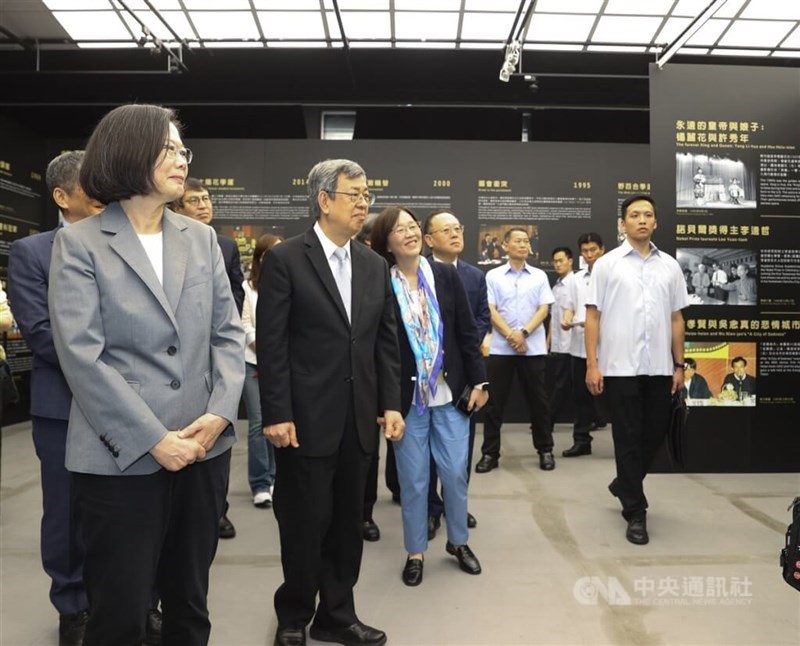 中央社の創立100周年を記念した展覧会を見学する蔡英文総統（手前左）ら