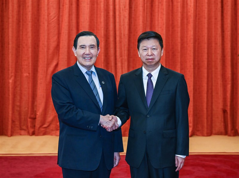 国務院台湾事務弁公室の宋濤主任（右）と握手をする馬英九前総統（馬氏事務所提供）