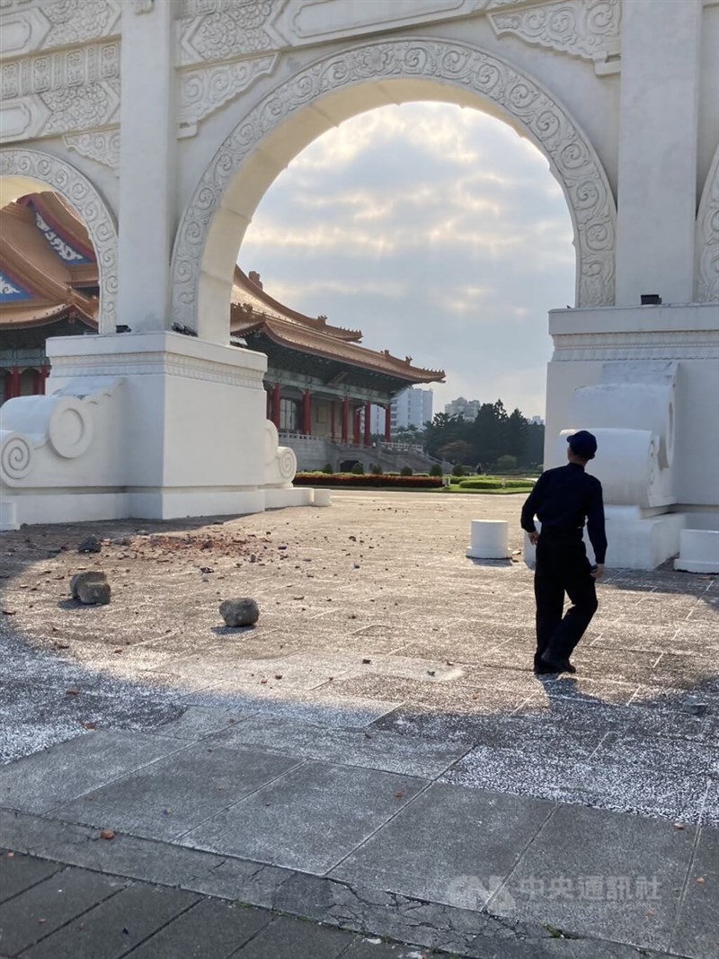 建材が落下した中正紀念堂＝2024年4月3日、台北市