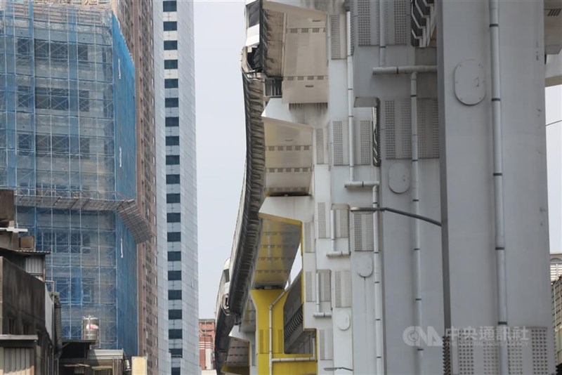 地震の影響でずれたとみられる新北メトロ環状線中原駅ー板新駅間の高架＝2024年4月3日、新北市で中央社記者呉家昇撮影