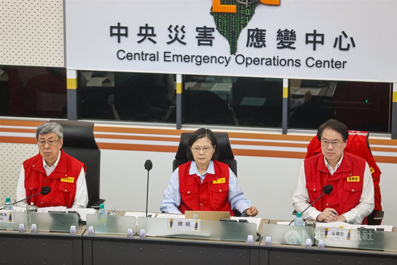 中央災害対策センターで地震被害状況についての報告を受ける蔡英文総統（中央）
