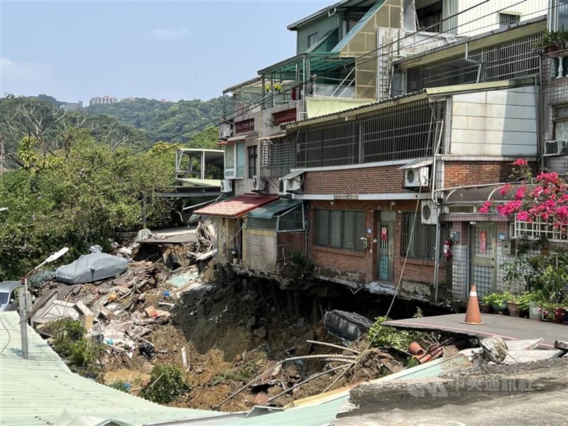 基礎部分の地盤が流出した住宅＝2024年4月3日、新北市で中央社記者黄旭昇撮影